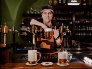 Výčepní ve Švédsku boří mýty o plzeňském pivu. Vyvrací cizincům, že je pěna podfuk