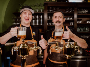 Lidé si myslí, že pěna je podfuk, říká výčepní, který ve Švédsku boří mýty o plzeňském pivu