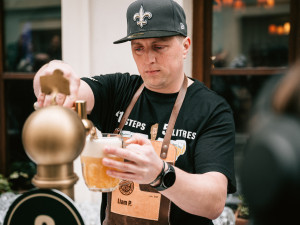 Lidé si myslí, že pěna je podfuk, říká výčepní, který ve Švédsku boří mýty o plzeňském pivu