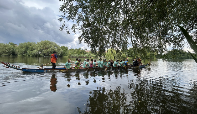 VIDEO: V Telči závodily dračí lodě. Posádkám fandily stovky lidí