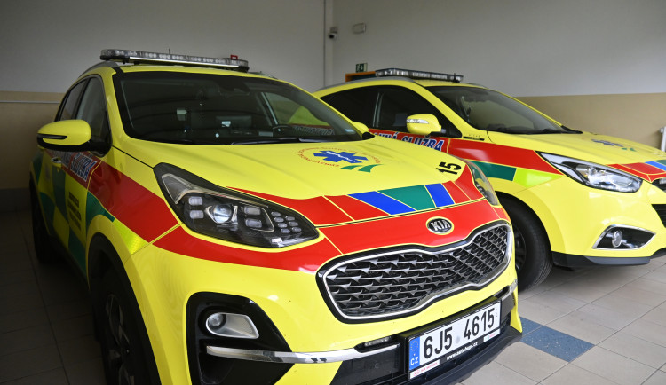 Řidiči ujelo auto. Snažil se do něj zpět naskočit, ale upadl a lehce se zranil