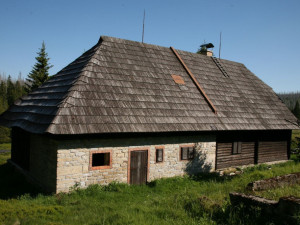 Rozebírání a konzervace slavné Roklanské chaty v srdci Šumavy jen tak nezačne