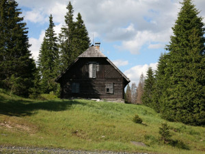 Rozebírání a konzervace slavné Roklanské chaty v srdci Šumavy jen tak nezačne