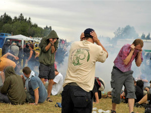 Před 16 lety rozehnali brutálně policejní těžkooděnci CzechTek, akce urychlila vznik antikonfliktních týmů