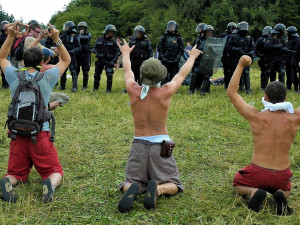 Před 16 lety rozehnali brutálně policejní těžkooděnci CzechTek, akce urychlila vznik antikonfliktních týmů