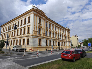 Fasáda historické budovy chlapecké školy září novotou. Má také ochranu proti holubům