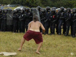 Před 20 lety brutálně rozehnali policejní těžkooděnci legendární CzechTek a prolili krev technařů