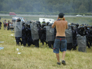 Před 20 lety brutálně rozehnali policejní těžkooděnci legendární CzechTek a prolili krev technařů