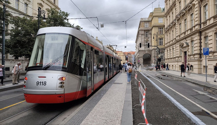 Ostrůvek na Staroměstské rozšíří, ale jen dočasně. O stálé podobě rozhodne průjezdnost