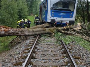 Vlak vykolejil po nárazu do padlého stromu, doprava na železnici stojí