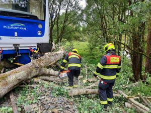 Vlak vykolejil po nárazu do spadlého stromu, doprava na železnici stojí