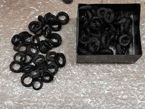 V konvici ze 13. století byly čtyři stovky skleněných kroužků.