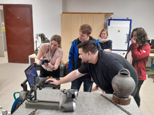 Průběh skenování konvice v laboratoři RTI FST ZČU.