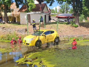 Alfa Romeo se dala do pohybu a skončila v bahně na dně rybníka