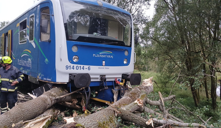 Vlak vykolejil po nárazu do padlého stromu, doprava na železnici stojí