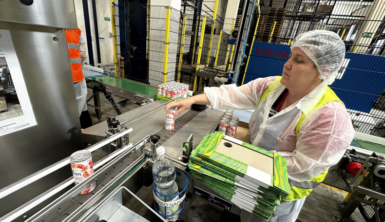 Nová linka vyrobí za hodinu 3000 čtvrtlitrových plechovek s míchanými nápoji