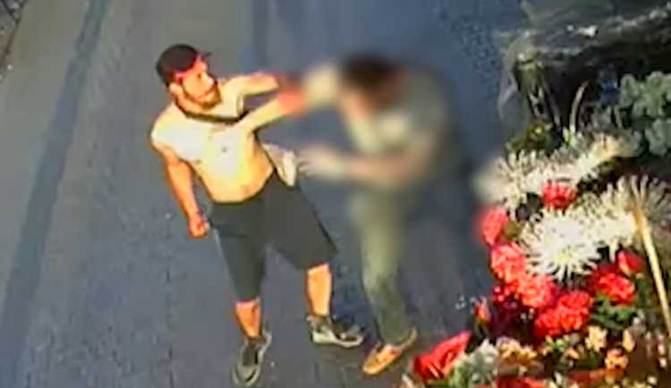 VIDEO: Agresivní muž bezdůvodně napadl na zastávce v Praze 10 mladíka, hledá ho policie