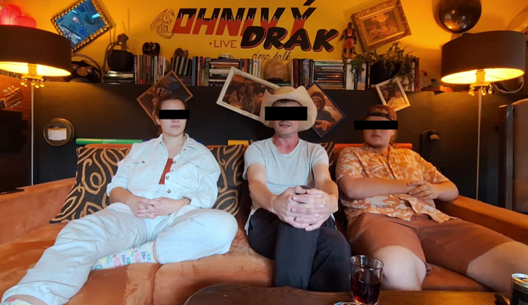 Evelínka narozená v sektě zůstane u pěstounů, komunita teď očekává narození dalšího miminka