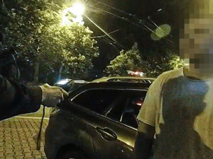 Víc na sebe už upozornit nemohl, strážníci opět přistihli ochmelku za volantem