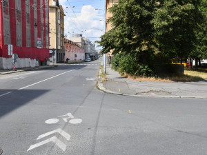 Další těžká rána pro dopravu v Plzni. Až do konce roku se budou opravovat ulice kolem Husova náměstí