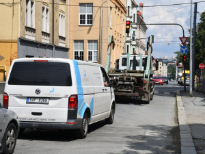 Další těžká rána pro dopravu v Plzni. Až do konce roku se budou opravovat ulice kolem Husova náměstí