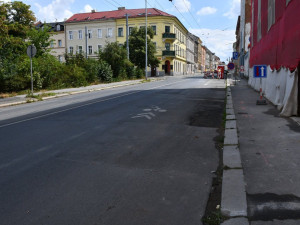 Další těžká rána pro dopravu v Plzni. Až do konce roku se budou opravovat ulice kolem Husova náměstí