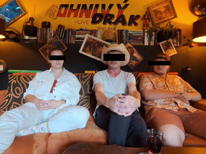 Evelínka narozená v sektě zůstane u pěstounů, komunita teď očekává narození dalšího miminka