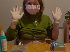 Ivana bojuje se vzácnou chorobou a sní o elektrickém vozíku, aby mohla na školní exkurze