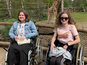 Ivana bojuje se vzácnou chorobou a sní o elektrickém vozíku, aby mohla na školní exkurze