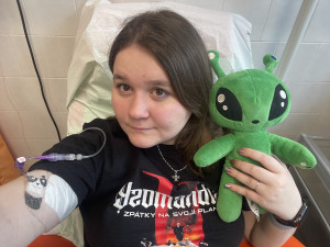 Ivana bojuje se vzácnou chorobou a sní o elektrickém vozíku, aby mohla na školní exkurze
