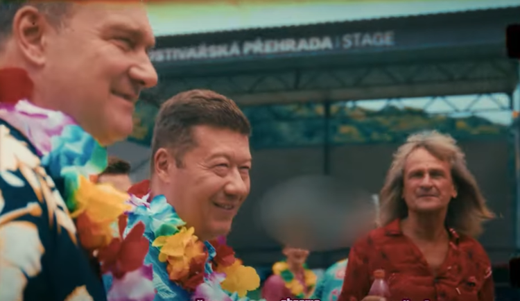 Logo pivovaru Proud se nacházelo na tomto záběru mezi Okamurou a Ševčíkem. V upravené verzi videoklipu už je logo rozostřené