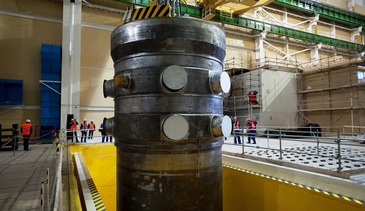 Nádoby reaktoru VVER 440 z jeho instalace na EMO3/třetím bloku JE Mochovce/Slovensko, který ŠKODA JS ve spolupráci s dalšími českými firmami již dokončila, čtvrtý blok tamtéž právě dokončuje