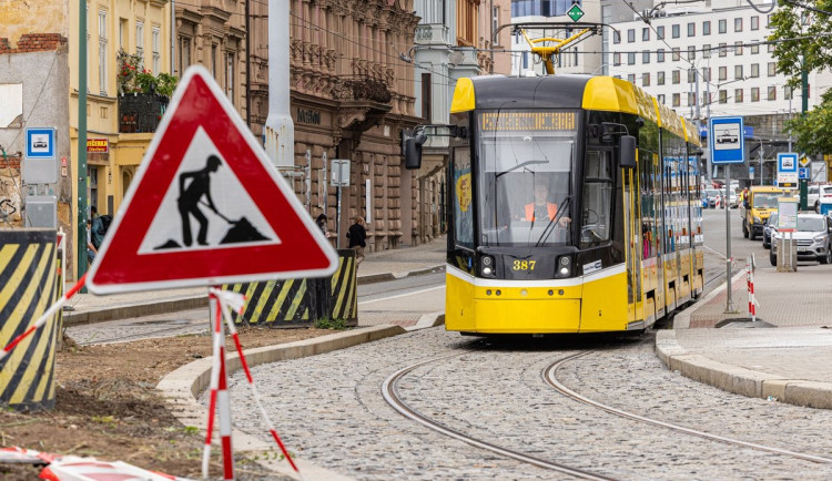 Tramvaje se vrací na koleje U Jána. Plzeň dokončila opravu trati ve frekventované křižovatce
