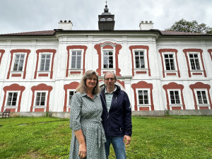 Místo staré chalupy si manželé pořídili zchátralý pošumavský zámek, který skvěle zrekonstruovali