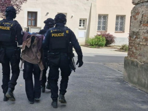 Mladí ukrajinští kurýři vybírali pro podvodníky miliony. Policie je chytila při předání peněz