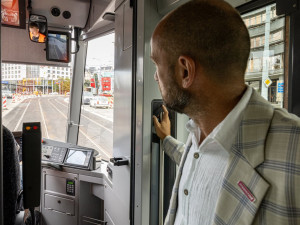 Náměstek primátora pro dopravu Aleš Tolar u opravené trati
