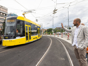Náměstek primátora pro dopravu Aleš Tolar u opravené trati