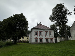 Místo staré chalupy si manželé pořídili zchátralý pošumavský zámek, který skvěle zrekonstruovali