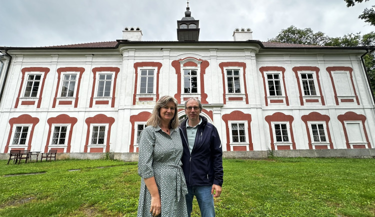 Manželé Jitka a František Šperlovi před svým zámkem v Mlázovech na Sušicku