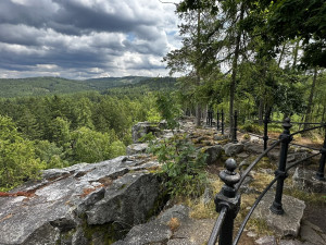 Na romantickou Jindřichovu skálu i ke zřícenině hradu Valdek. Úžasný výlet v srdci Brd zvládnou i děti