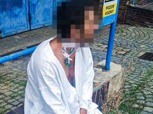 Po chodníku bloumá muž v pyžamu a z krku mu trčí hadičky, hlásili lidé na policii