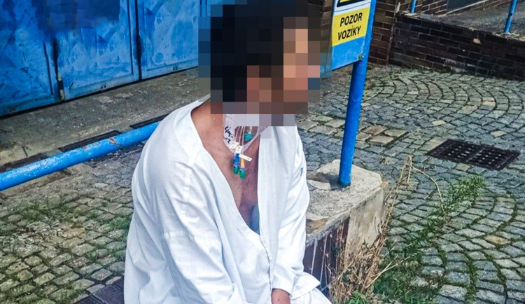 Po chodníku bloumá muž v pyžamu a z krku mu trčí hadičky, hlásili svědci na policii
