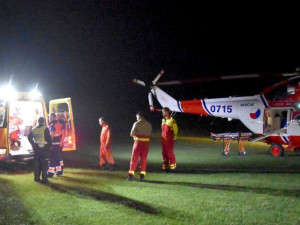Myslivec ve tmě vystřelil na domnělou zvěř, trefil hledače pokladů s detektorem