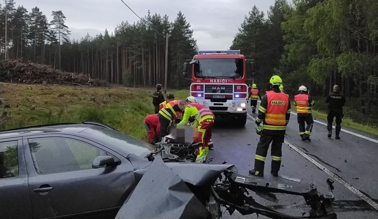 Vážná nehoda v Hradčanech na Českolipsku. Řidičku transportoval do nemocnice vrtulník