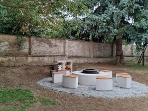 Lidem slouží nové veřejné ohniště, město také aktualizovalo mapu, kde najít další