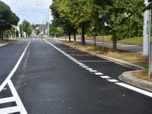 O jednu dopravní stavbu méně. Do opravené ulice Na Dlouhých už se komplet vrátila doprava