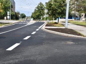 O jednu dopravní stavbu méně. Do opravené ulice Na Dlouhých už se komplet vrátila doprava