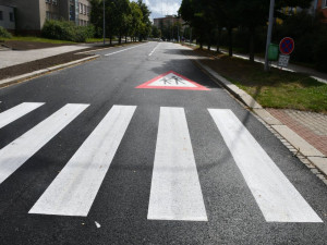 O jednu dopravní stavbu méně. Do opravené ulice Na Dlouhých už se komplet vrátila doprava