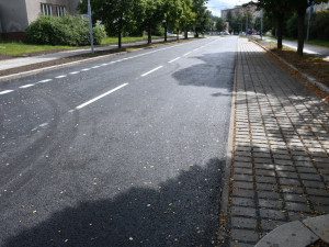 O jednu dopravní stavbu méně. Do opravené ulice Na Dlouhých už se komplet vrátila doprava