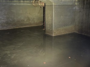 Hasiči čerpali vodu z útrob pod kašnou na historickém náměstí, použili 240 metrů hadic